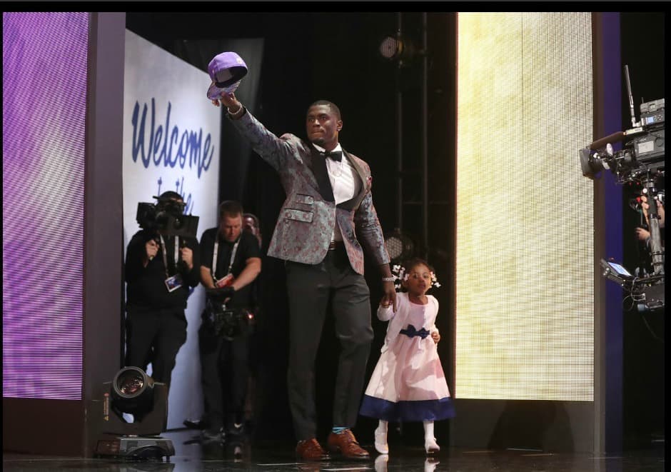 El receptor Laquon Treadwell fue el único seleccionado en el pasado Draft que subió al escenario con una compañía especial. Su hija Madison estuvo con él cuando anunciaron al nuevo elemento de Minnesota Vikings.