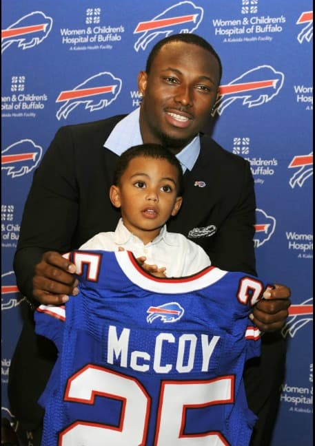 El corredor LeSean McCoy en el anuncio de su cambio de Philadelphia a los Buffalo Bills. Está acompañado por su hijo LeSean Jr.