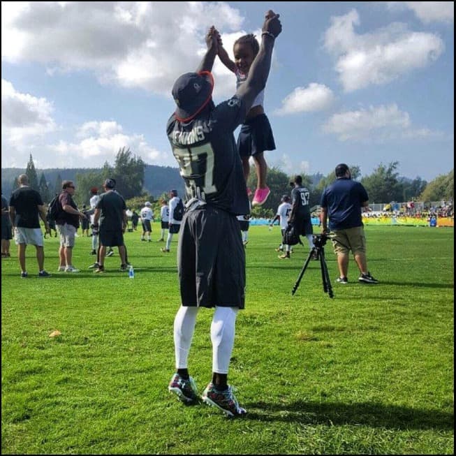 Malcolm Jenkins, profundo de Philadelphia Eagles, durante el entrenamiento con su hija Elle.