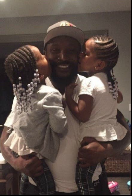 NaVorro Bowman, linebacker de San Francisco 49ers con sus hijas, Cali y Stoni.