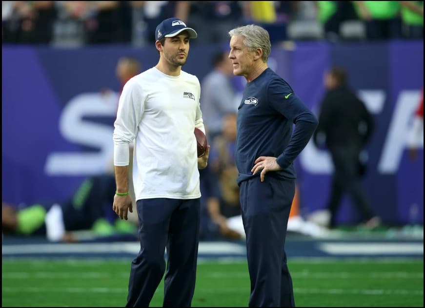 Son varios los casos de padre – hijo que trabajan en la NFL. Pete Carroll, coach principal de Seattle Seahawks, cuenta con su hijo Nate como entrenador asistente de receptores.