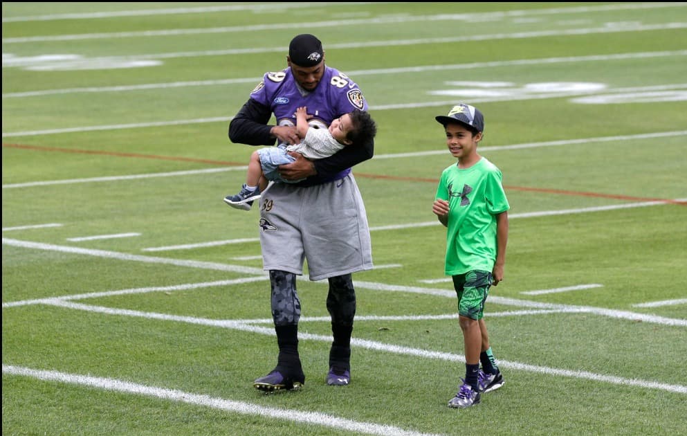 El veterano receptor Steve Smith de Baltimore Ravens con sus hijos Steve Jr. y Boston.
