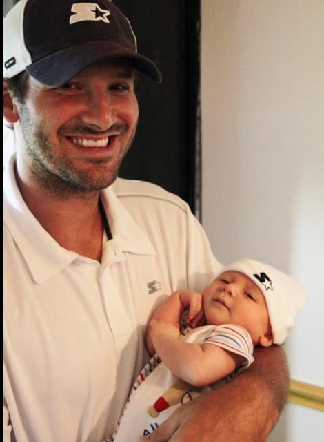 Tony Romo, quarterback de Dallas Cowboys , con su hijo Hawkins.
