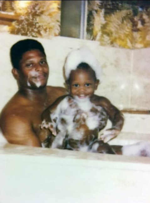 Von Miller, linebacker de los Denver Broncos, recibe un baño de espuma con su papá.
