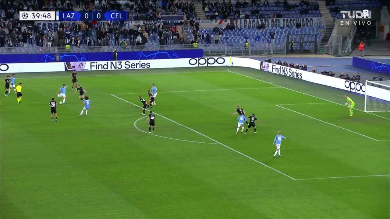 ¡TIRO ATAJADO! disparo por Luis Alberto.