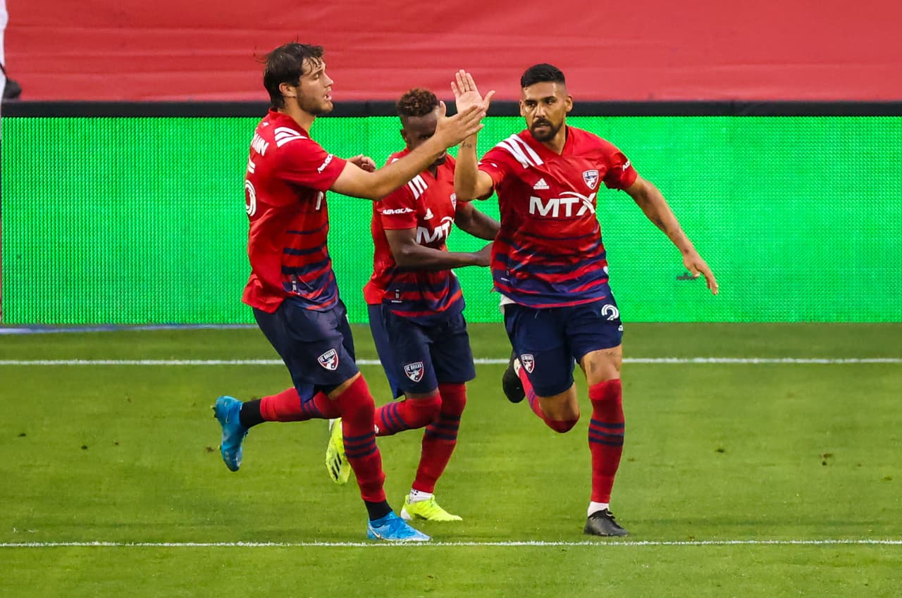 Franco Jara celebra su gol para que FC Dallas igualara 2-2 ante Real Salt Lake.