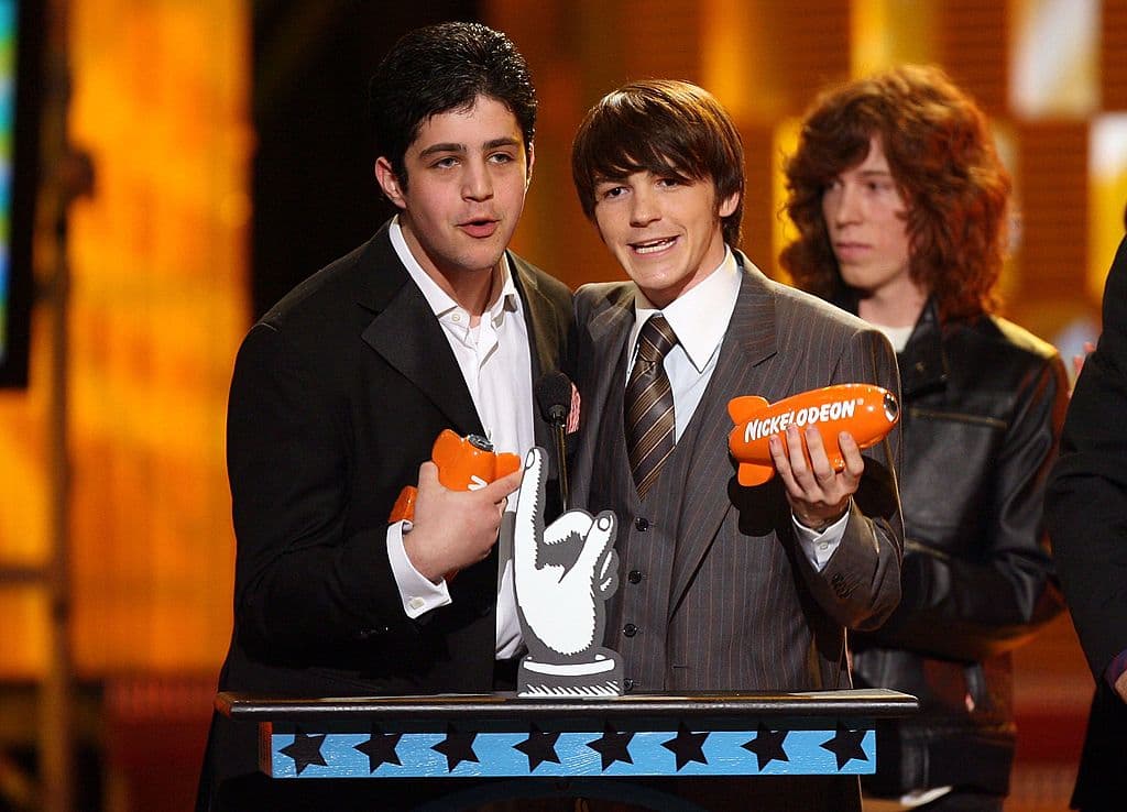 WESTWOOD, CA - APRIL 01: Drake and Josh Peck accept their award for Favorite TV Show from Snowboarder Shaun White onstage at the 19th Annual Kid's Choice Awards held at UCLA's Pauley Pavilion on April 1, 2006 in Westwood, California. (Photo by Kevin Winter/Getty Images)