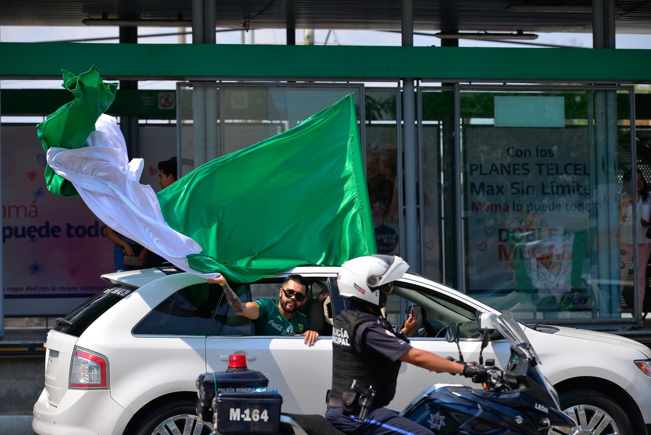 A pocos minutos de la Final del Clausura 2019 entre León y Tigres así viven los fanáticos la llegada al estadio.