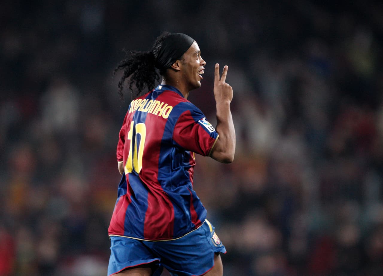 <b>Ronaldinho:</b> la fantasía era la carta de presentación de Dinho en cada partido que disputó, por lo cual es un
<b>maestro de la magia</b>. Su facilidad para hacer trucos con la pelota, pero no solo para burlar rivales sino para ganar partidos y campeonatos, lo convierten en el mejor de la materia.