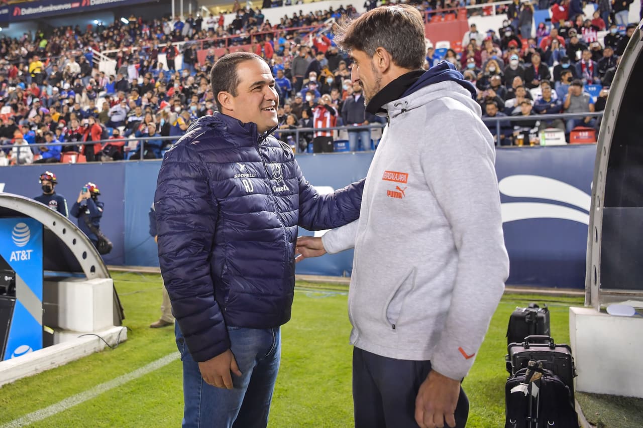 Así se saludaron los entrenadores Jardine y Paunovic.