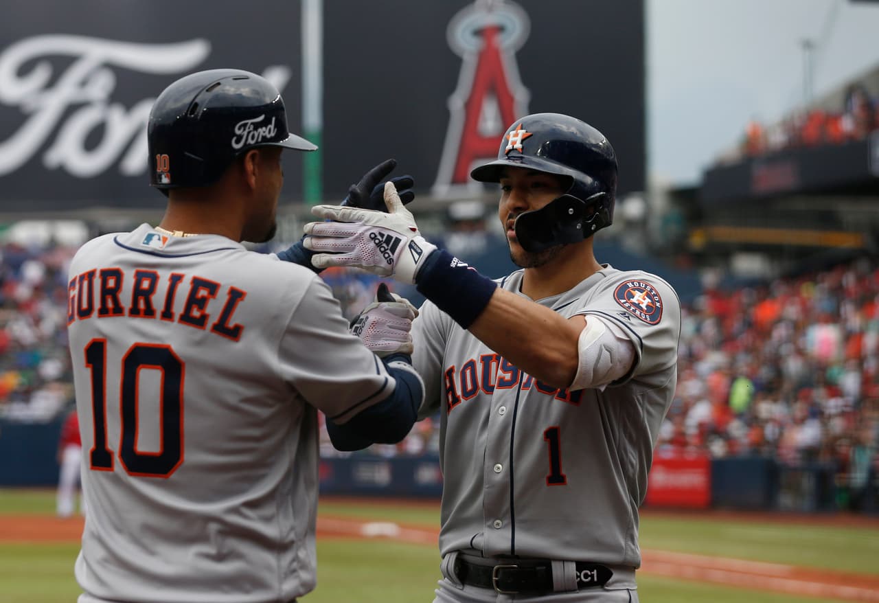 Carlos Correa (derecha) conectó un cuadrangular en el segundo inning para acercar a los Astros hacia lo que fue su segunda victoria en México.