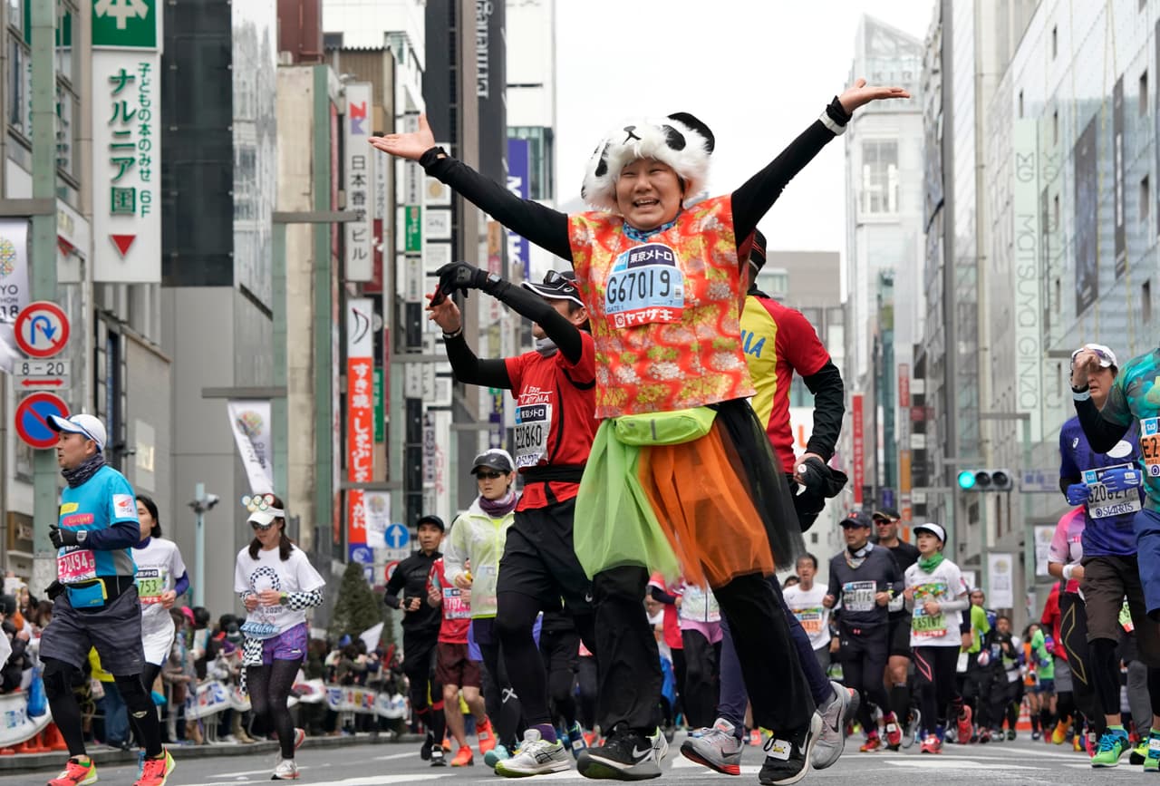 La Maratón de Tokio dio apertura a la temporada de las grandes carreras del atletismo mundial, en medio del colorido de algunos de sus participantes y sus curiosos atuendos.