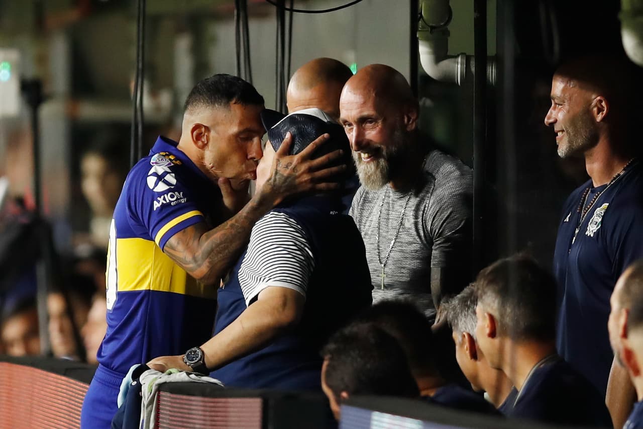 <b>Carlos Tevez y Maradona</b>
<br>Estos cracks se besaron previo al partido donde Boca se coronó campeón.