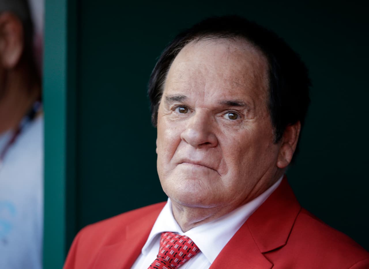 Libreta consigna las apuestas de Rose en 1986 - Una libreta de apuntes consigna que Pete Rose apostó en juegos de los Rojos de Cincinnati durante su última temporada como pelotero en 1986. El líder histórico de hits aceptó ser suspendido de por vida del béisbol en 1989, luego que una investigación encabeza por John Dowd, un abogado contratado por Grandes Ligas, concluyó que apostó a favor de victorias de los Rojos entre 1985-87, cuando se desempeñó como jugador y manager.