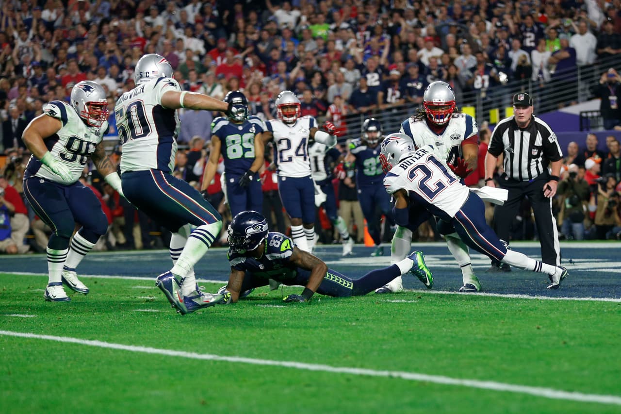 Patriots ganan un Super Bowl memorable - El cuarto pase de touchdown Brady adelantó a los Patriots tras remontar una desventaja de 10 puntos en el cuarto periodo, y Malcolm Butler hizo una de las jugadas más dramáticas de la historia de los Super Bowls, al interceptar un pase de Russell Wilson desde la yarda 1 de Nueva Inglaterra cuando restaban 20 segundos, para que los Patriots detuvieran a Seattle y conquistaran el Super Bowl XLIX, 28-24.