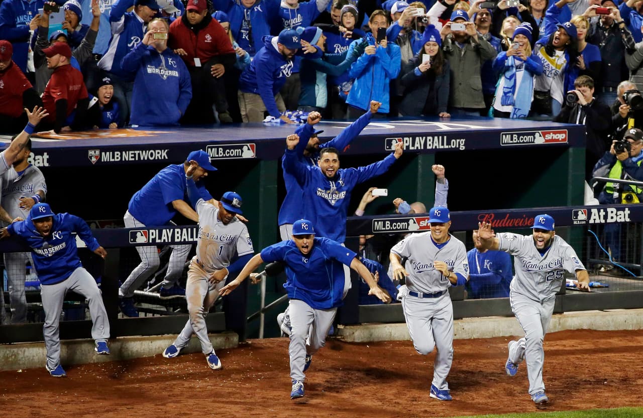 Royals de Kansas City ganan la Serie Mundial - El bateador emergente Christian Colón pegó sencillo impulsador en la parte alta de la duodécima entrada y el corredor Jarrod Dyson anotó la carrera de la ventaja de los Reales de Kansas City que se impusieron por 7-2 a los Mets de Nueva York en el quinto partido de la Serie Mundial y se proclamaron nuevos campeones del "Clásico de Otoño".