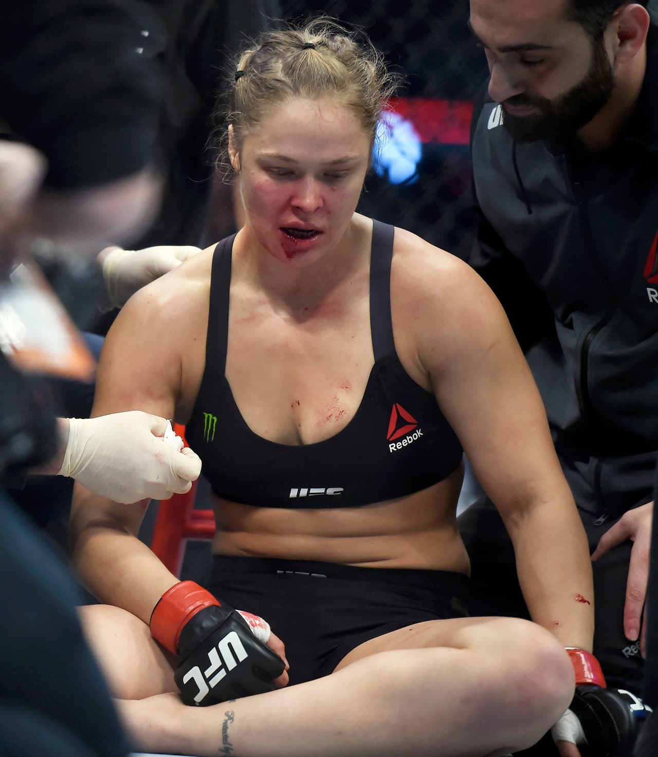 Holm terminó con el reinado de Ronda Rousey - Probablemente ningún atleta tuvo un ascenso meteórico este año como Rousey después de una serie de victorias rápidas y dominantes, que contribuyeron a su ya legendario récord invicto además de ser un personaje glamoroso fuera del ring pero llegó Holly Holm y sorprendió al mundo entero, noqueó a Ronda Rousey y le arrebató el título gallo UFC.