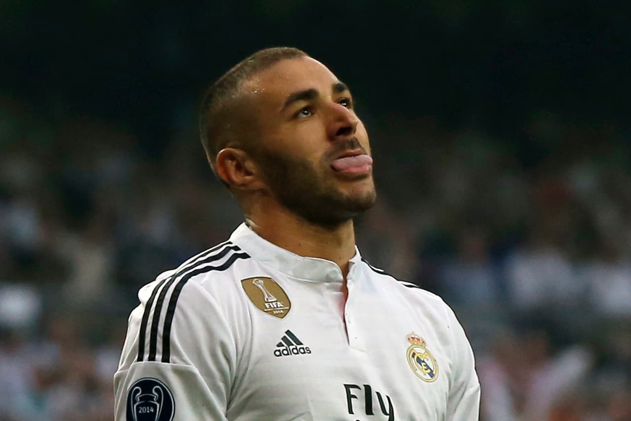 Karim Benzema habría admitido ante la policía estar involucrado en el chantaje a su compañero de la selección francesa Mathieu Valbuena con un vídeo sexual. El delantero del Real Madrid, que tras 24 horas bajo custodia policial fue llevado este jueves ante un juez de instrucción, habría reconoció haber hablado con Valbuena a petición de un amigo de infancia, que había sido contactado por los tres chantajistas que poseían el vídeo sexual".