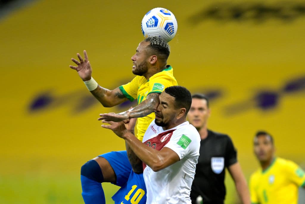 Brasil se mantiene en la cima de la eliminatoria de CONMEBOL luego de vencer a Perú 2-0 en casa.