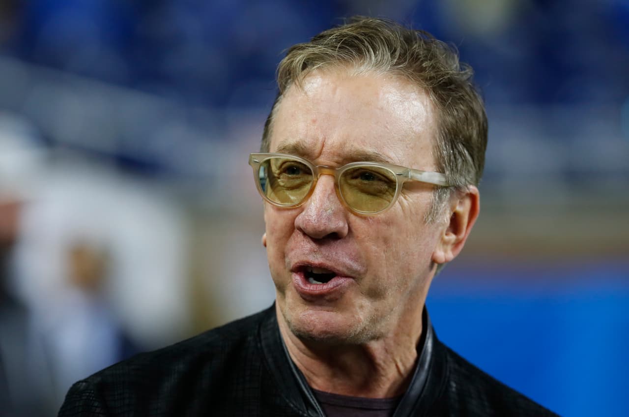 El duelo en casa de Detroit Lionel con Chicago Bears en la NFL marca una jornada especial en la que celebridades como Tim Allen (foto), disfraces de hinchas y las porristas le dan un colorido único.