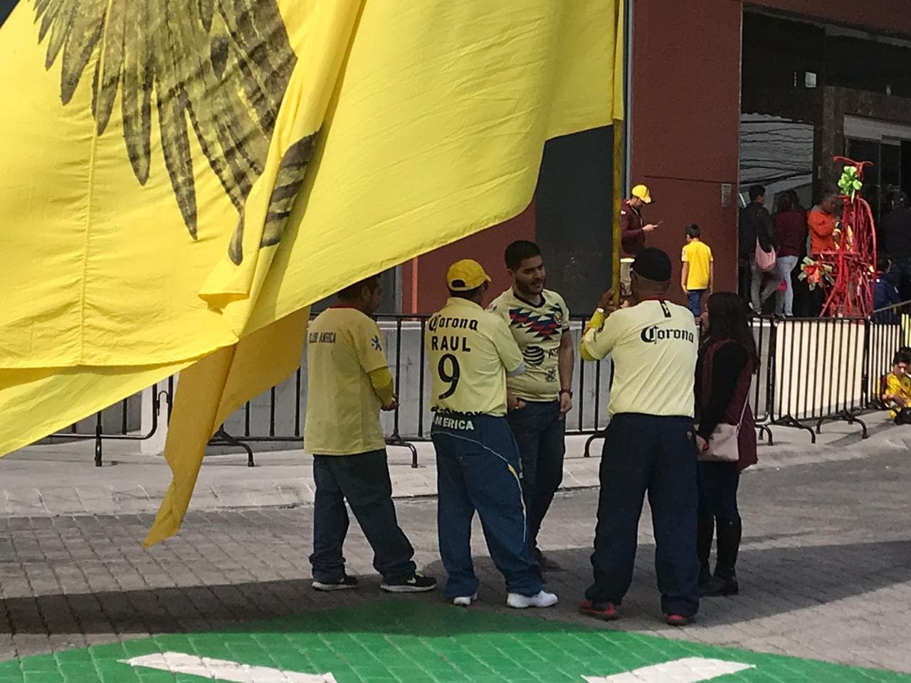 Decenas de americanistas se congregaron en el hotel para alentar al equipo previo a la final del futbol mexicano.