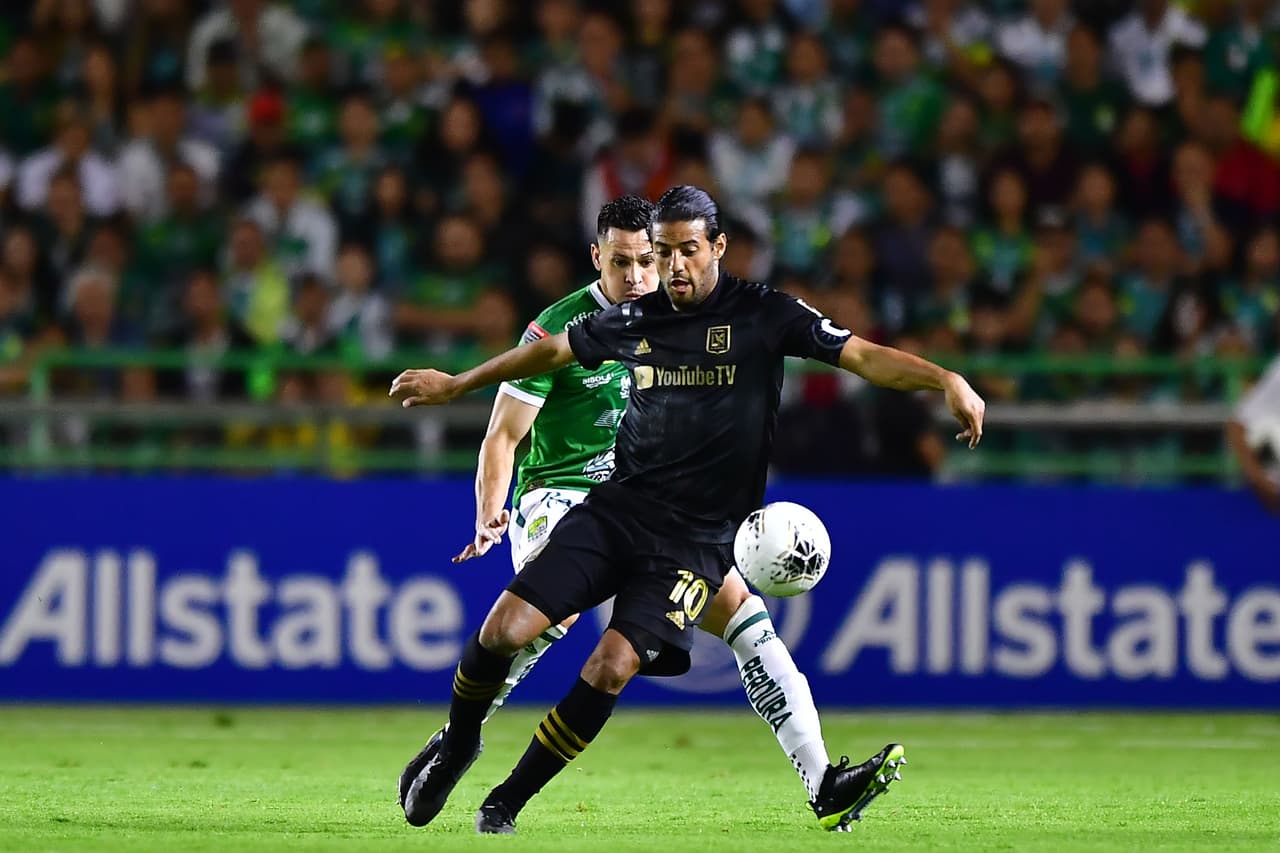 Carlos Vela la pasa mal en León y es abucheado