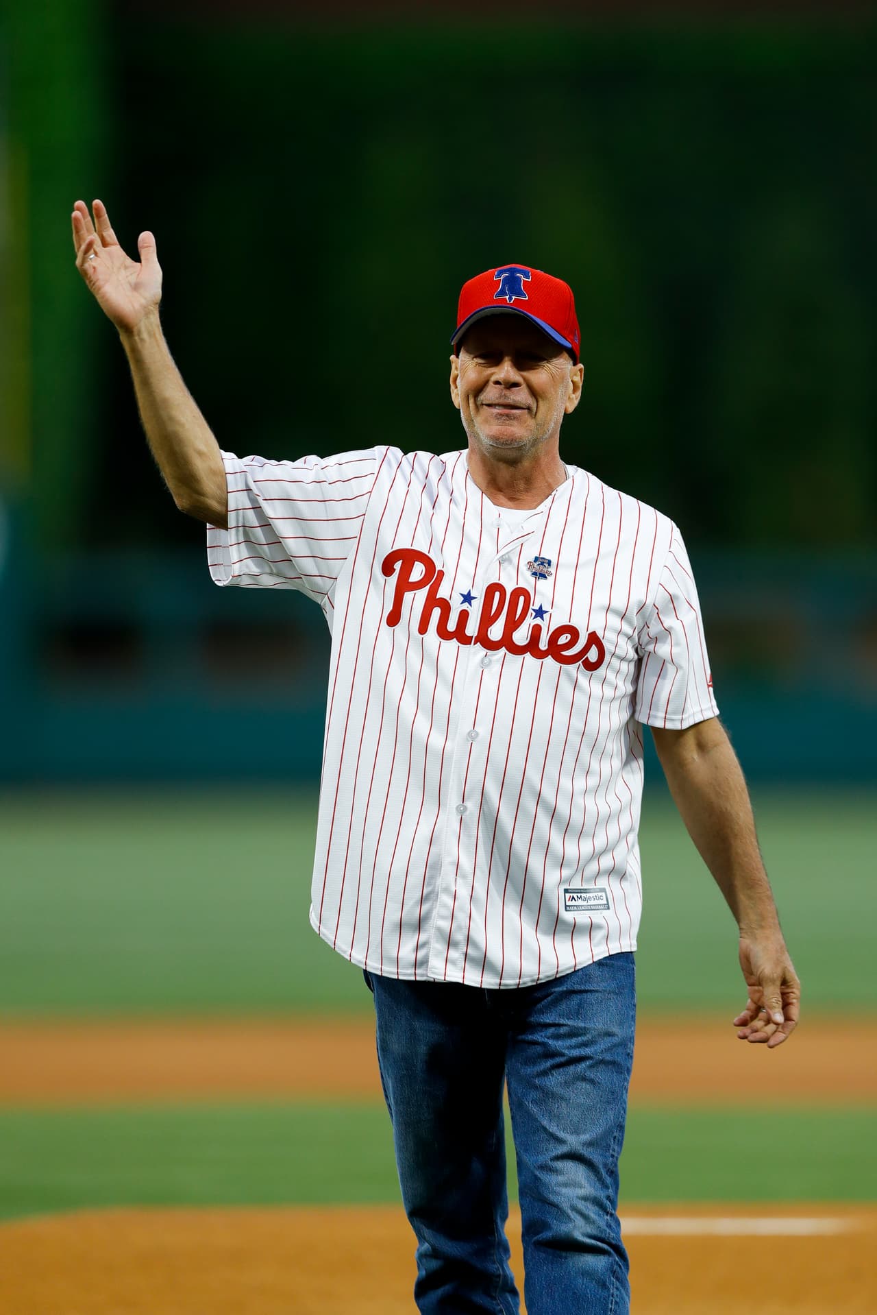Bruce Willis, de 64 años y recordado por su papel en 'Duro de matar' entre otros filmes, vivió un gran ridículo en el lanzamiento previo al juego de Philadelphia Phillies y Milwaukee Brewers, cuando la bola ni siquiera llegó al receptor, lo que causó el abucheo del estadio, a pesar del buen ánimo del actor en medio del incidente.