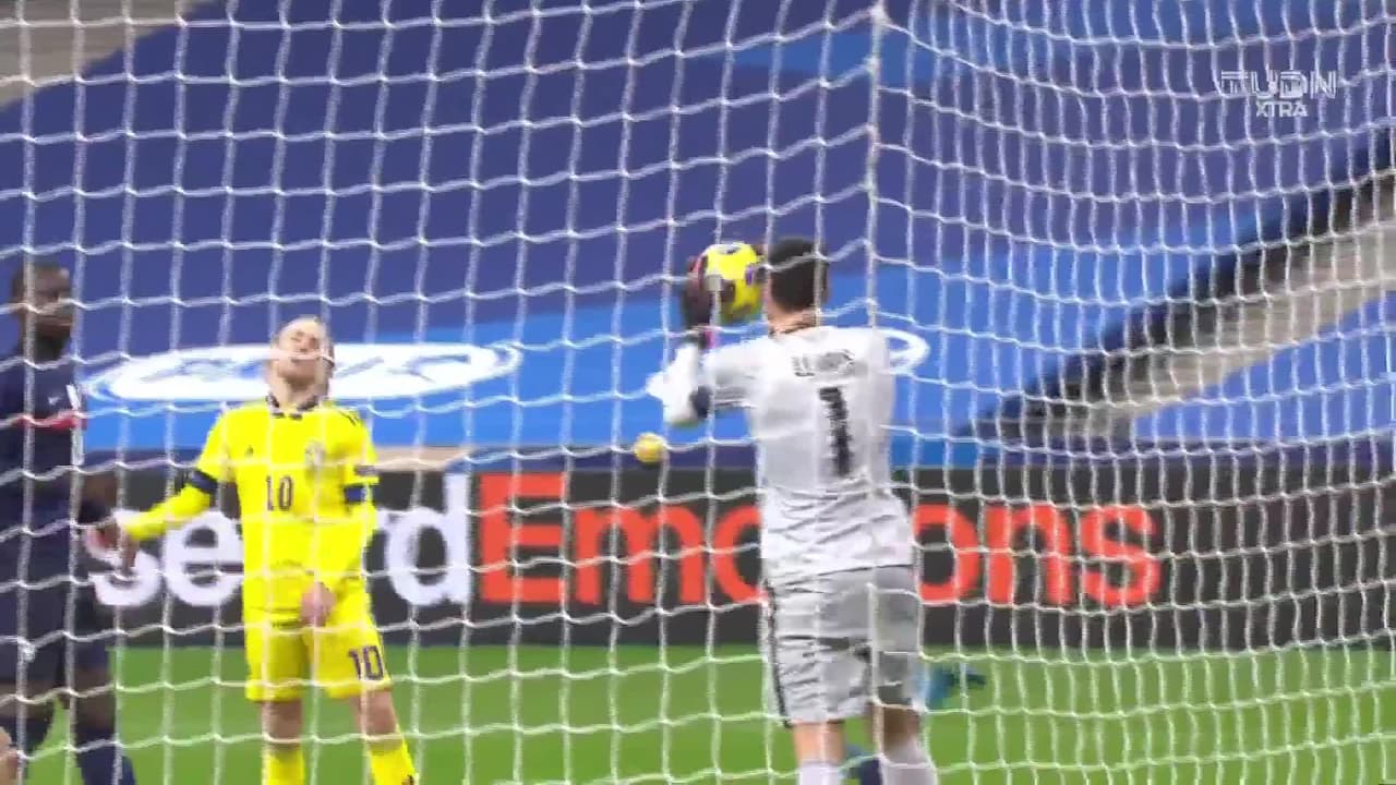 ¡TIRO ATAJADO! disparo por Olivier Giroud.