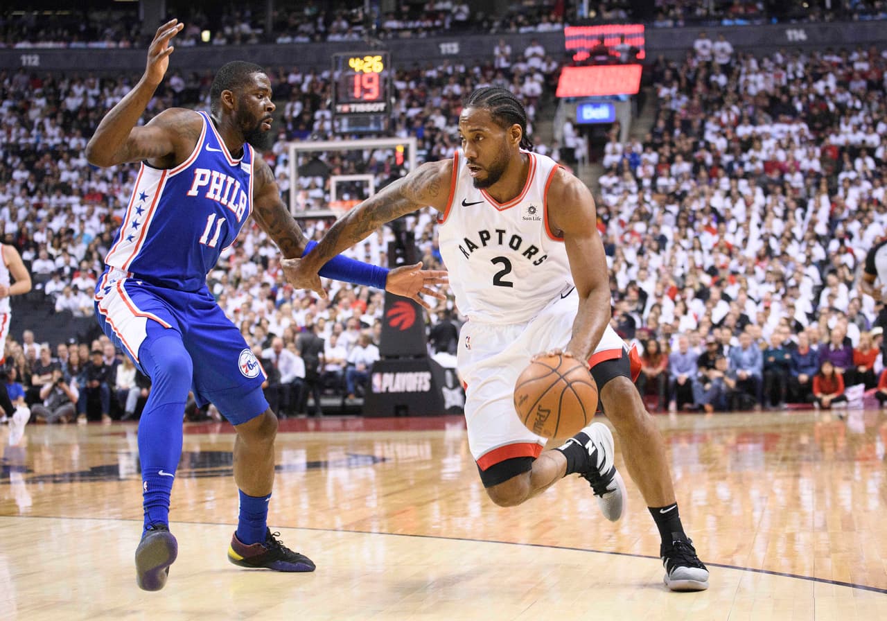 Kawhi Leonard (2) jugó 36 minutos, anotó 21 puntos, descolgó 13 rebotes y ayudó a su equipo a ponerse 3-2 arriba en esta serie.