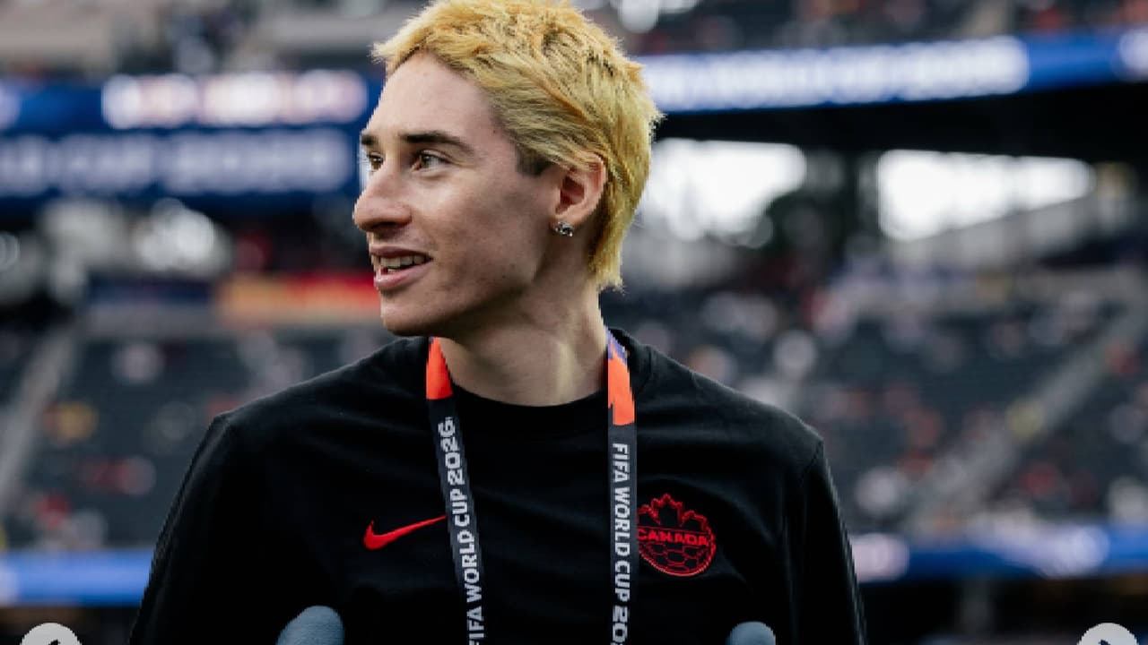 Marcelo Flores felicita en muletas a sus compañeros de Canadá por el pase a Octavos