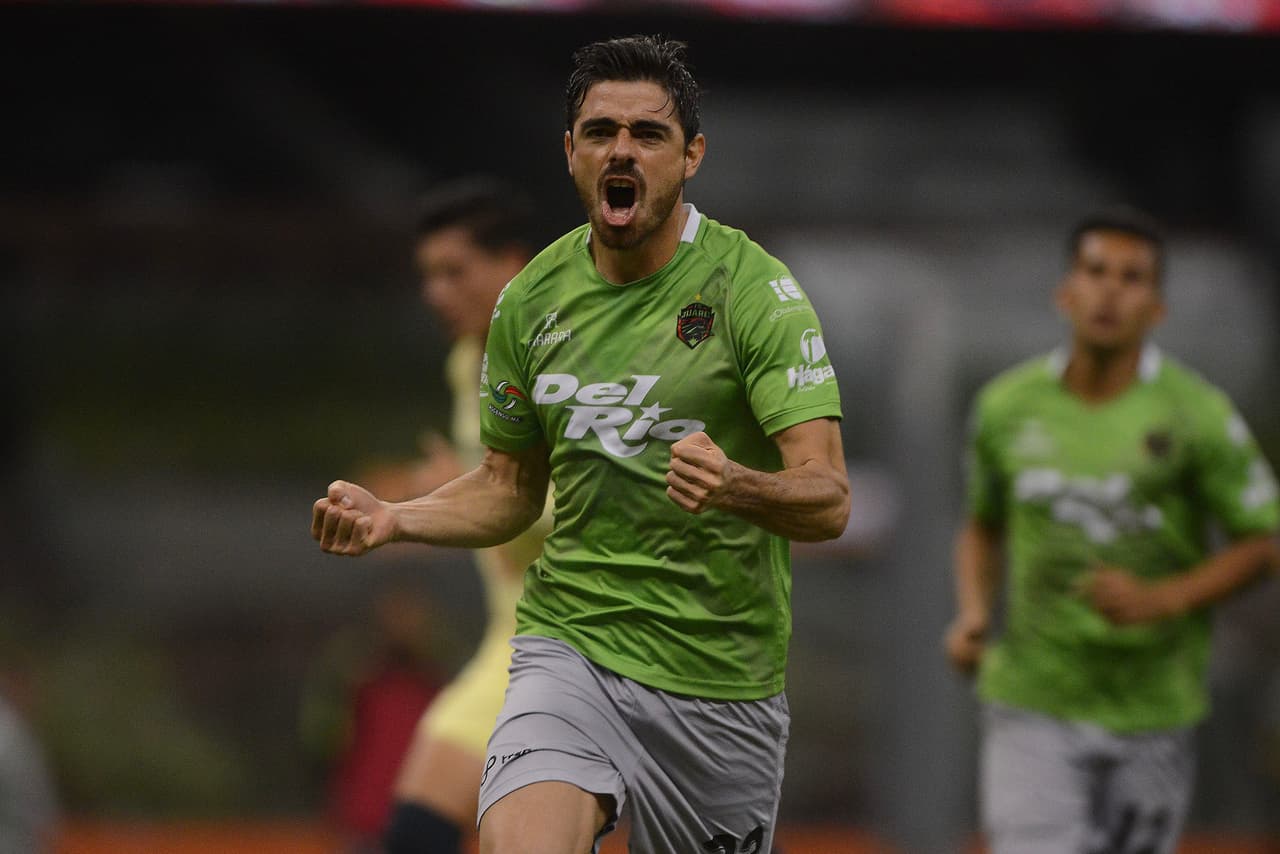 Pero a los 15 minutos un penalti a favor de los visitantes cambia todo. Rodrigo Prieto convirtió el tiro desde los once pasos para adelantar a Juárez 1-0.