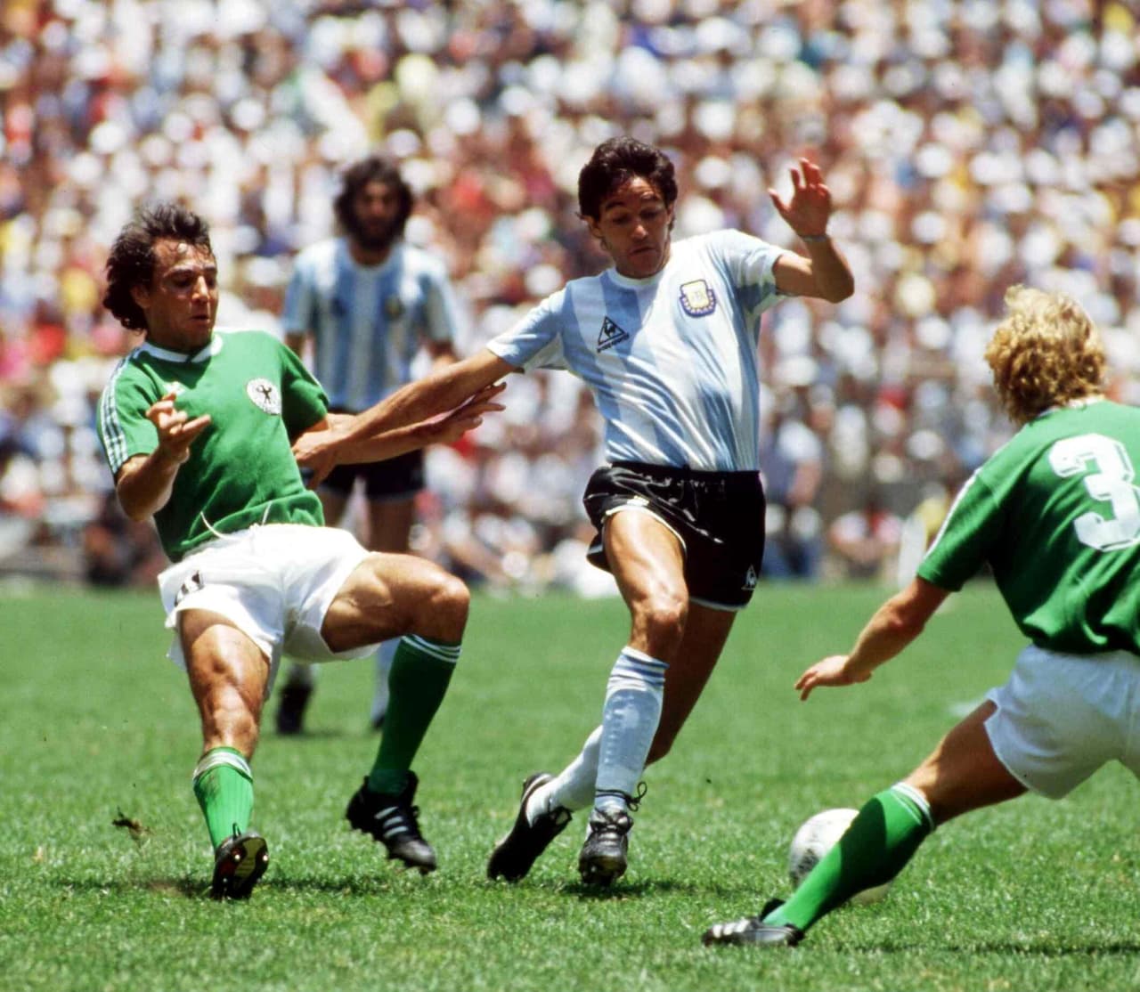Otro argentino, Jorge Burruchaga (centro) marcó un gol inolvidable, al minuto 83' el 3-2 definitivo para la Albiceleste en la Final del Mundial de 1986 contra Alemania Federal tras un contragolpe.