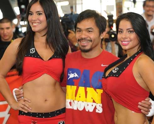 Pacquiao no dejó pasar la oportunidad de fotografiarse con las bellas modelos en un descanso de su entrenamiento.
