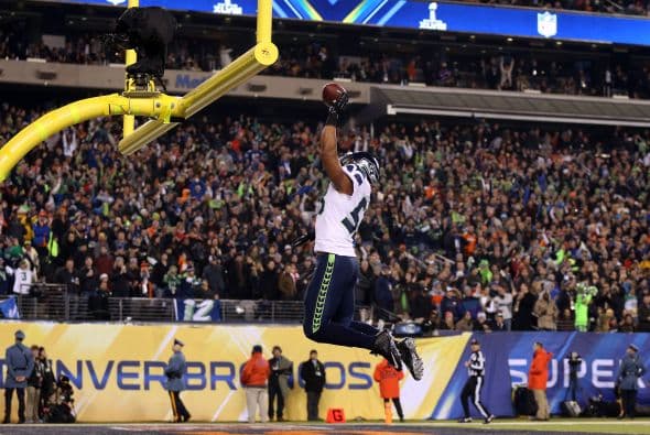 En la pasada edición del SuperBowl pudimos ver a Malcom Smith festejando un touchdown tras interceptar a Peyton Manning. El jugador de Seattle festejó como si clavara la bola en el canasto, última vez que pudimos ver esta celebración pues la liga lo prohibió al año siguiente.