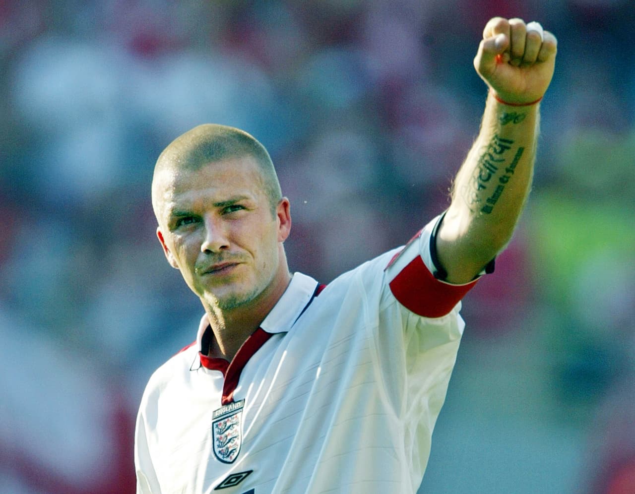 Ese mismo estilo llevó con la selección de Inglaterra, en la cual goza de ser el único jugador que ha marcado en 3 Mundiales diferentes (Francia 98, Corea y Japón 2002 y Alemania 2006).