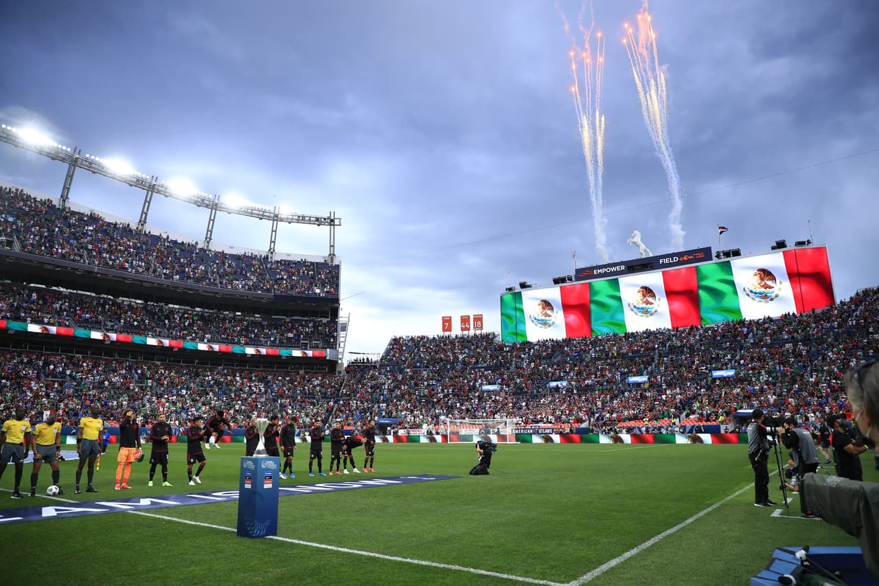 Fulgor en el Himno Nacional Mexicano en Denver ante la presencia de miles de aficionados.