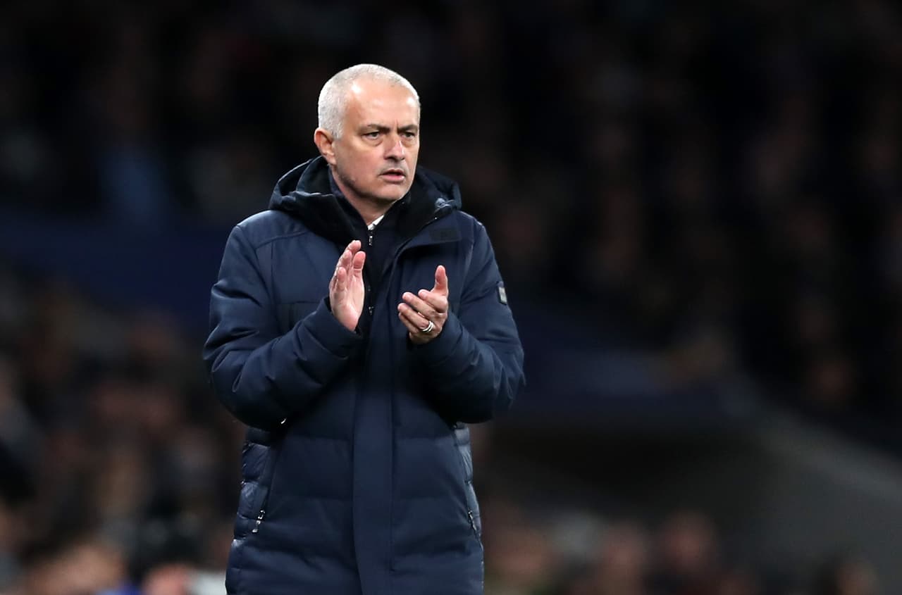 A pesar del gol recibido por su equipo, el europeo no paraba de alentar a sus jugadores aunque carecían de claridad.