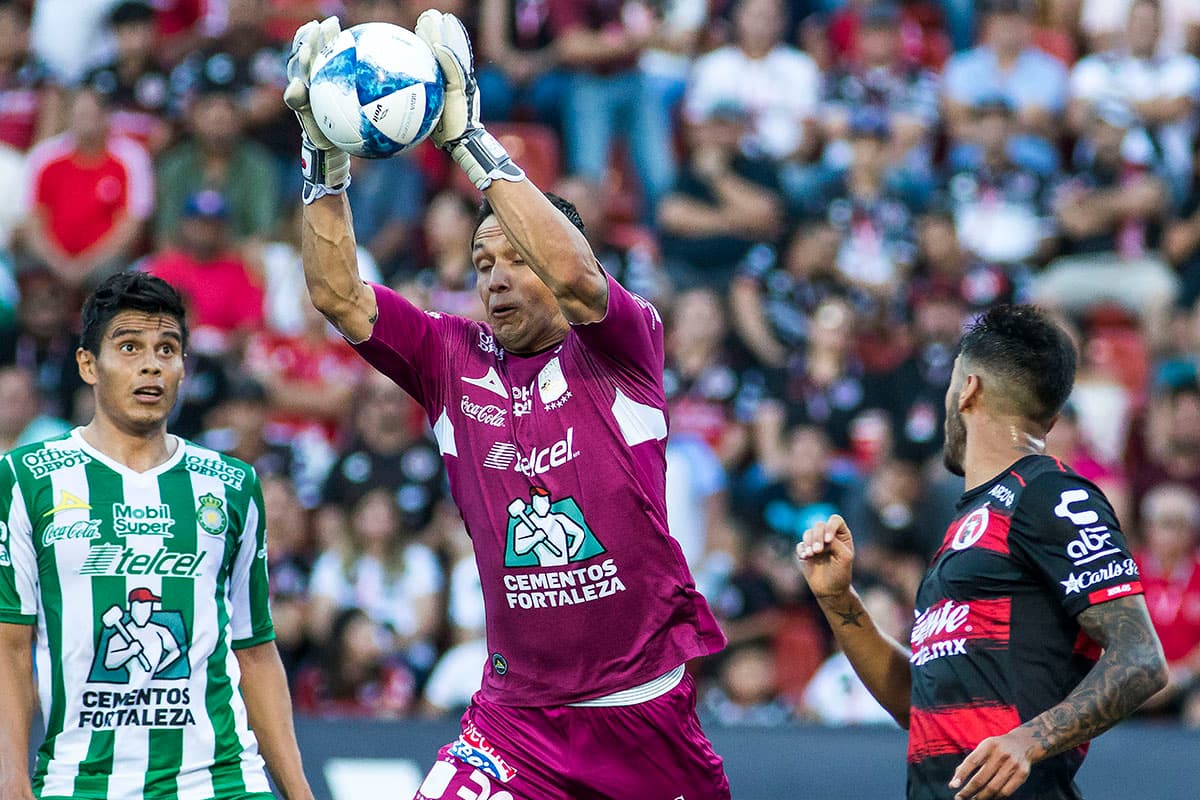 El arquero Rodolfo Cota (centro) tuvo una muy buena actuación para "los esmeraldas", además de haber detenido el penal de Miller Bolaños.