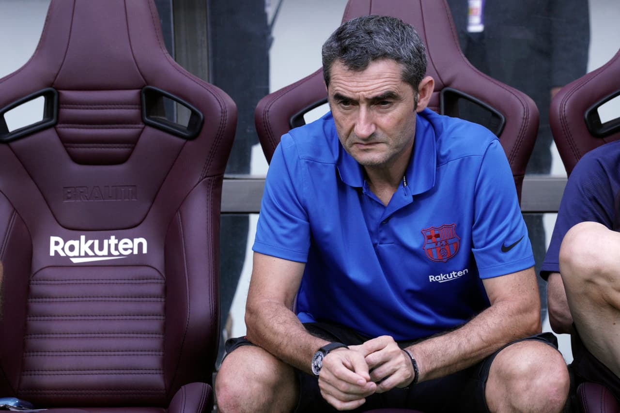 Ernesto Valverde observa atentamente el duelo ante el Vissel Kobe.