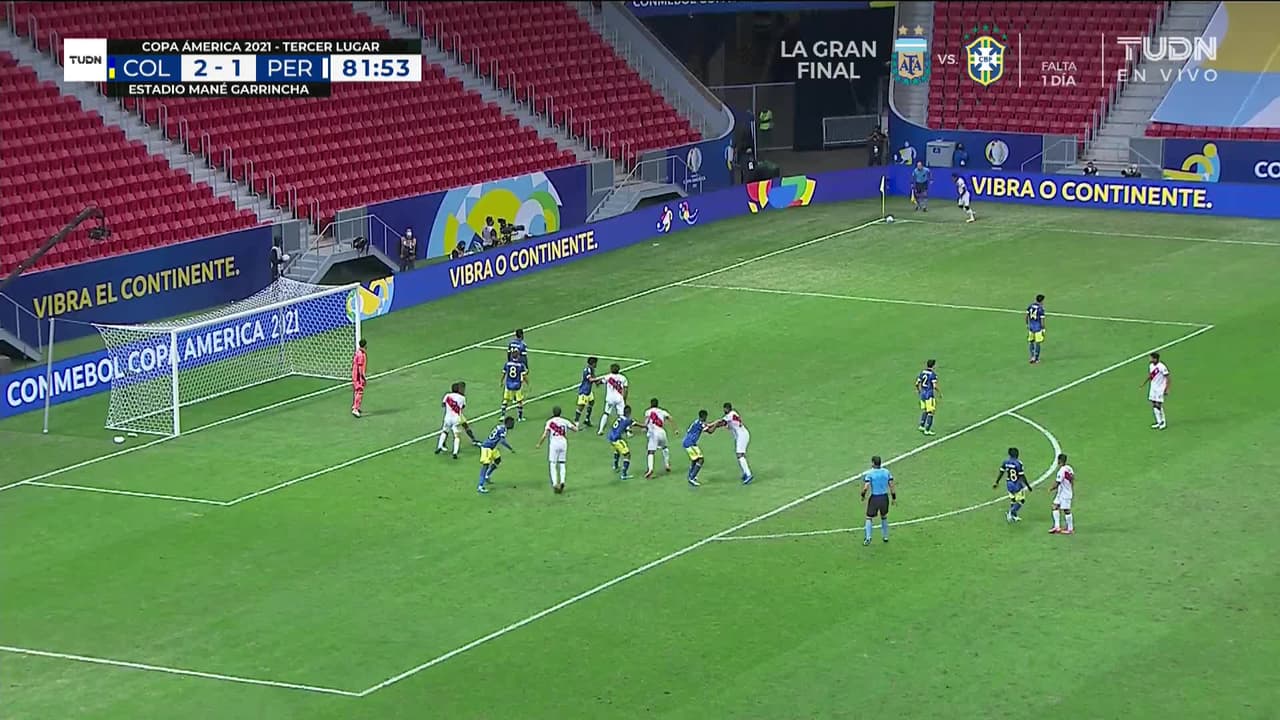 ¡GOL!  anota para Perú. Gianluca Lapadula