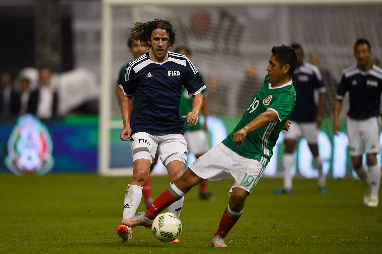 Su espectacularidad no solo estuvo en el arco, sino que se destacó porque en pleno partido cambiaba de camiseta de arquero para usar una de campo y jugar de delantero. Campos hizo 46 goles en su carrera, con lo que es el cuarto portero más goleador en la historia del fútbol.