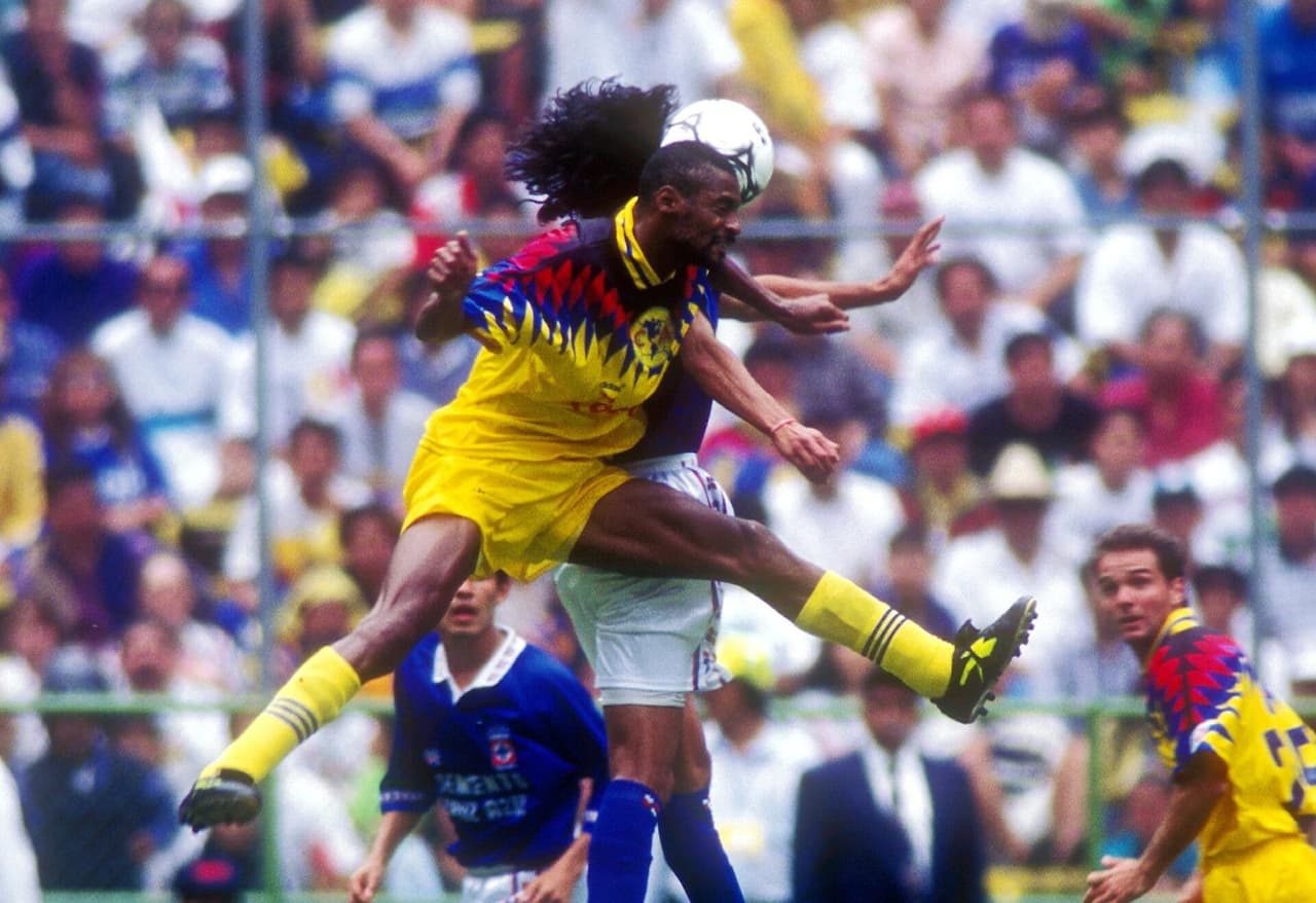 Omam-Biyik fue tres veces mundialista y llegó al América con todo un recorrido por el fútbol de Francia. Con las 'Águilas' duró dos años, en los que dio buenas expresiones de su talento.