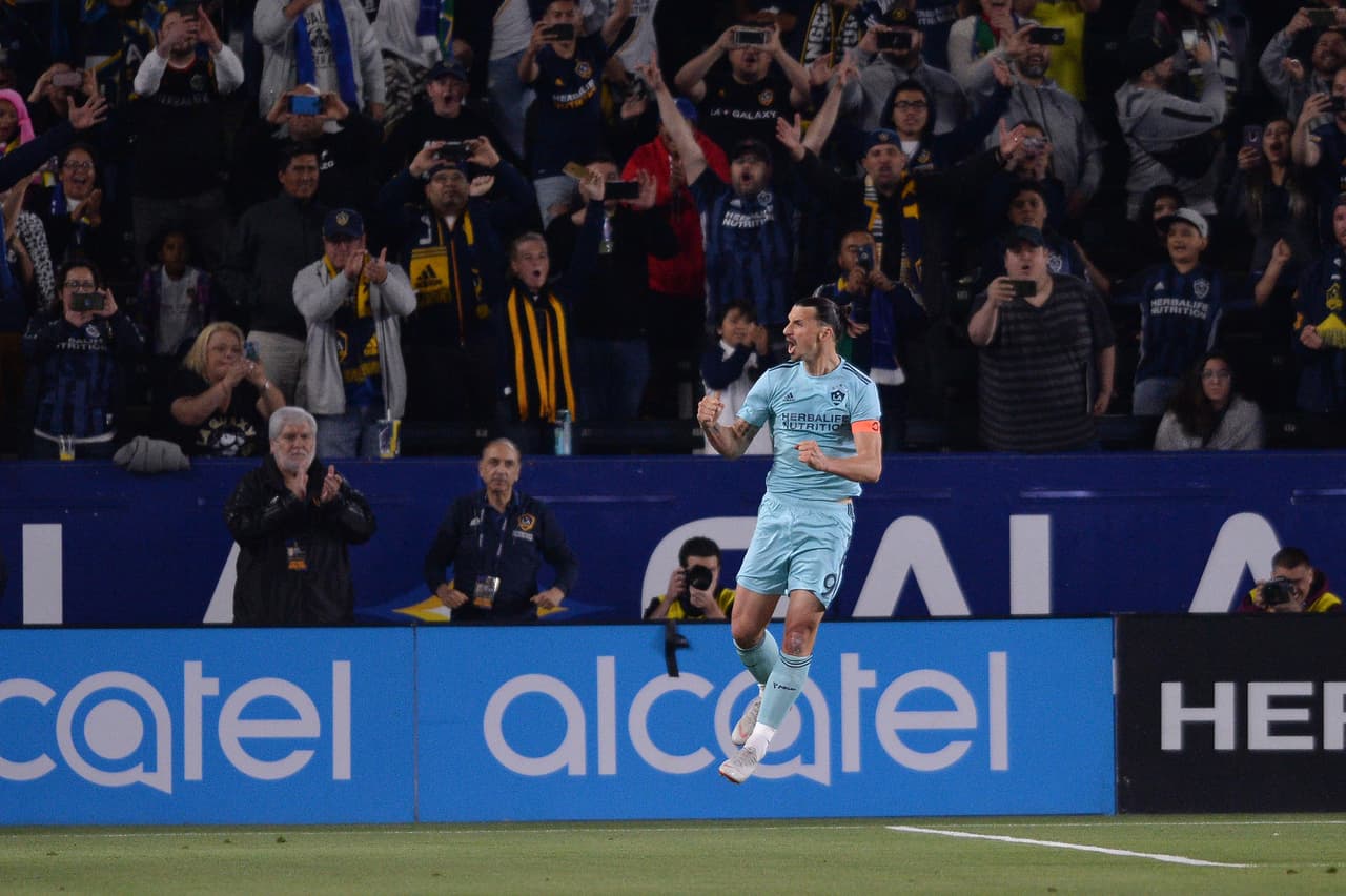 El primer gol de la noche lo anotó el goleador sueco Zlatan Ibrahimovic con un tiro penal al minuto 31'.