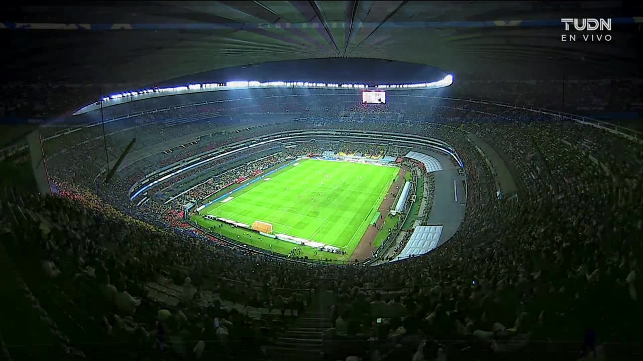 Arranca el partido y la pelota está en juego.