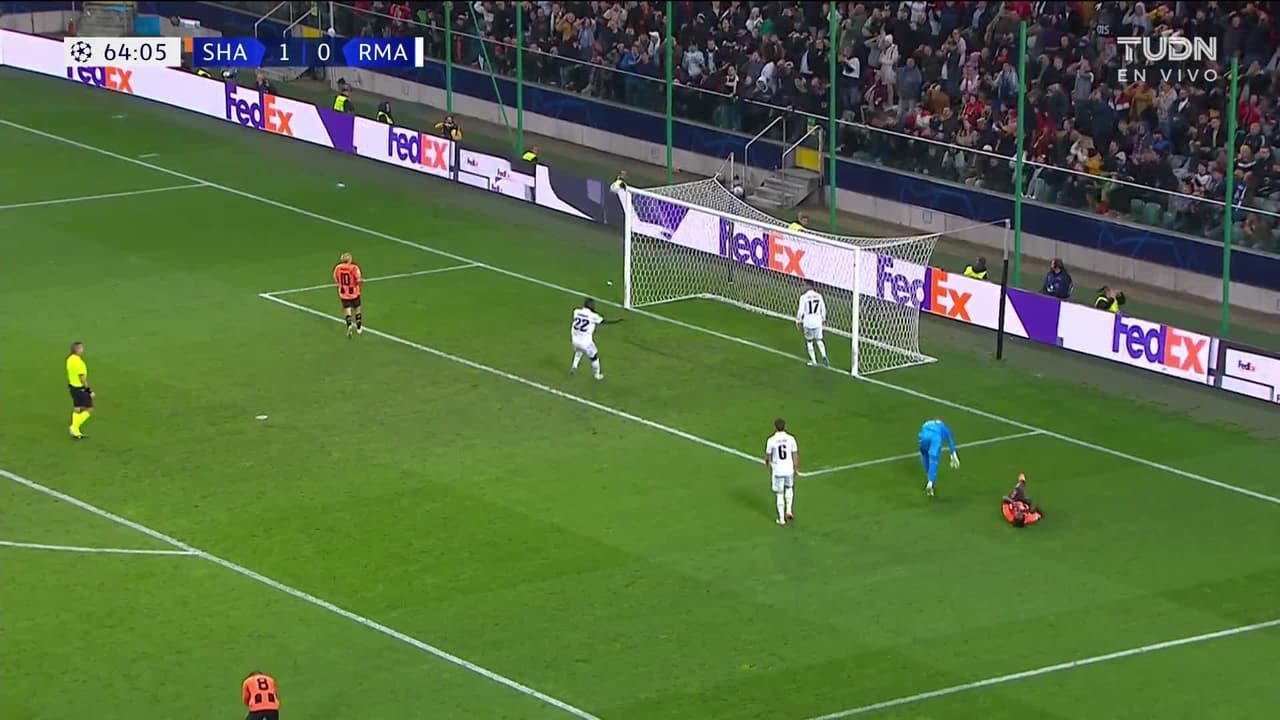 ¡CERCA! Lassina Traoré disparó que se estrella en el poste.