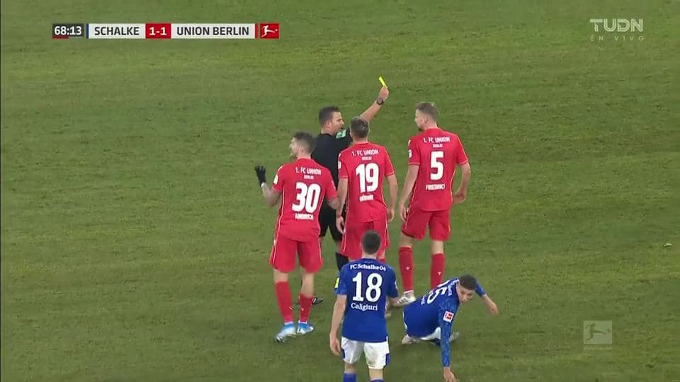 Tarjeta amarilla. El árbitro amonesta a Marvin Friedrich de 1. FC Union Berlin