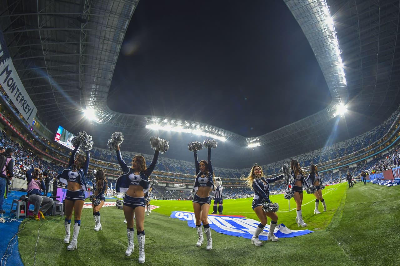 Las bellas animadoras de Rayados pusieron el ambiente.