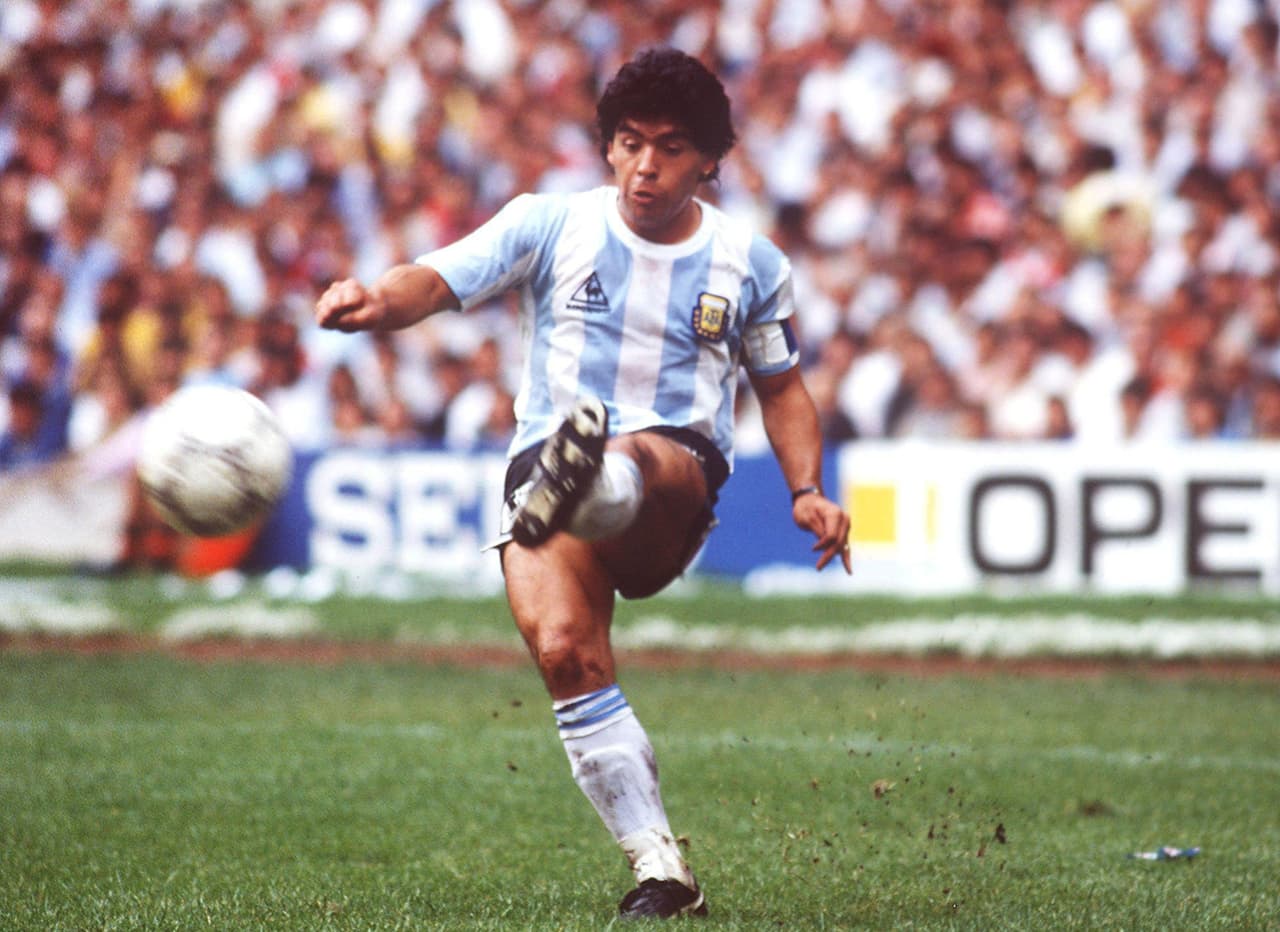 Diego Armando Maradona, nació el 30 de octubre de 1960. Debutó en Primera División de Argentina a los 15 años. Jugó en Argentinos Juniors, Boca Juniors, FC Barcelona (España), Napoli (Italia), Sevilla (España), Newell´s Old Boys y se retiró en Boca Juniors.