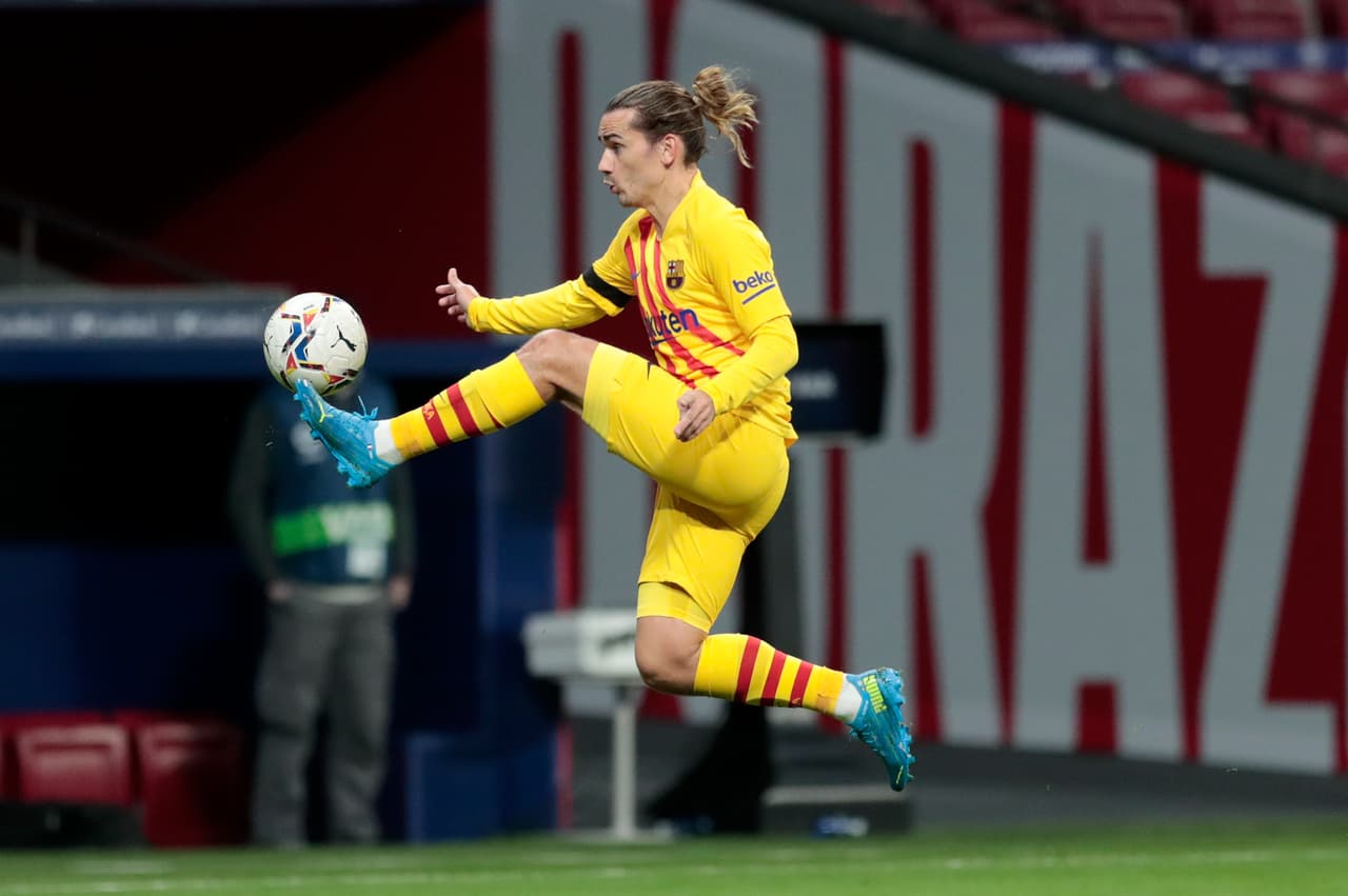 Barcelona's Antoine Griezmann controls the ball during the Spanish La Liga soccer match between Atletico Madrid and FC Barcelona at the Wanda Metropolitano stadium in Madrid, Spain, Saturday, Nov. 21, 2020. (AP Photo/Bernat Armangue)