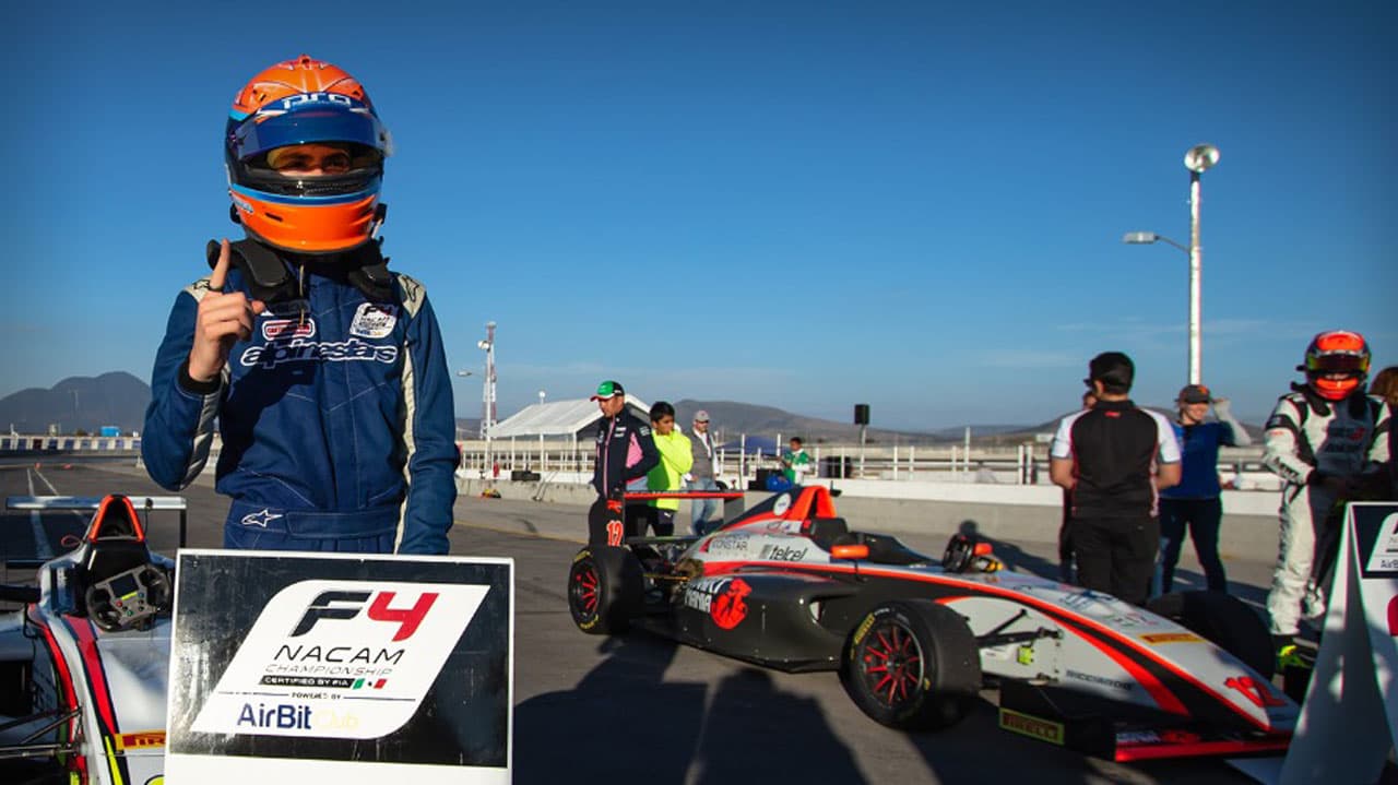 Nico Christodolu ganó la carrera 1 de la Fórmula 4 en Puebla.